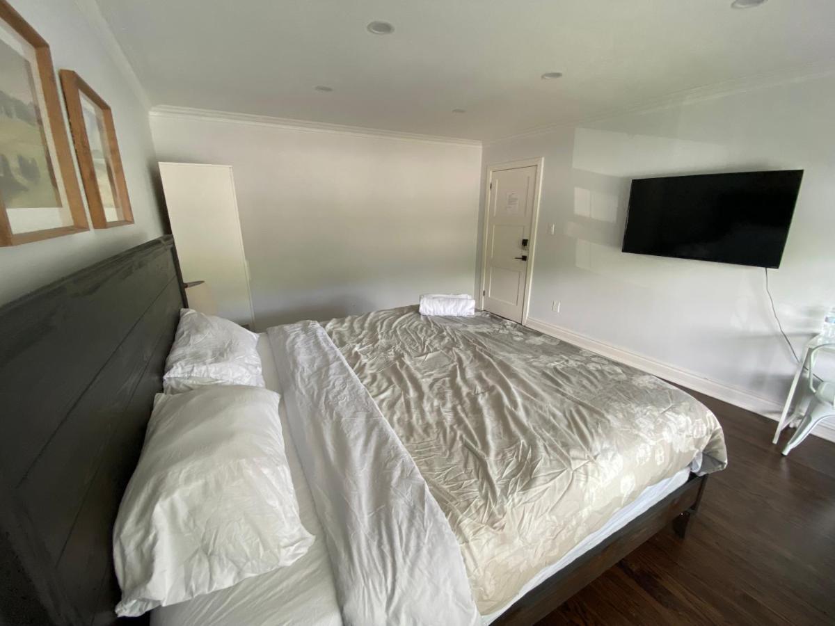 Yonge And Finch Subway !l Spacious & Bright Private Bedroom With Shared Amenties Homestay *