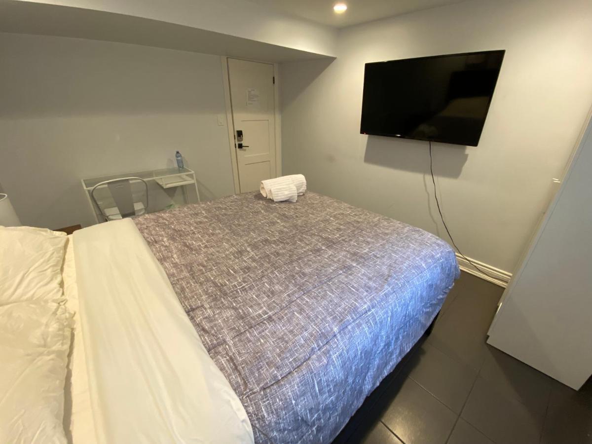 Homestay Yonge And Finch Subway !s Spacious And Modern Private Bd With Shared Bathroom