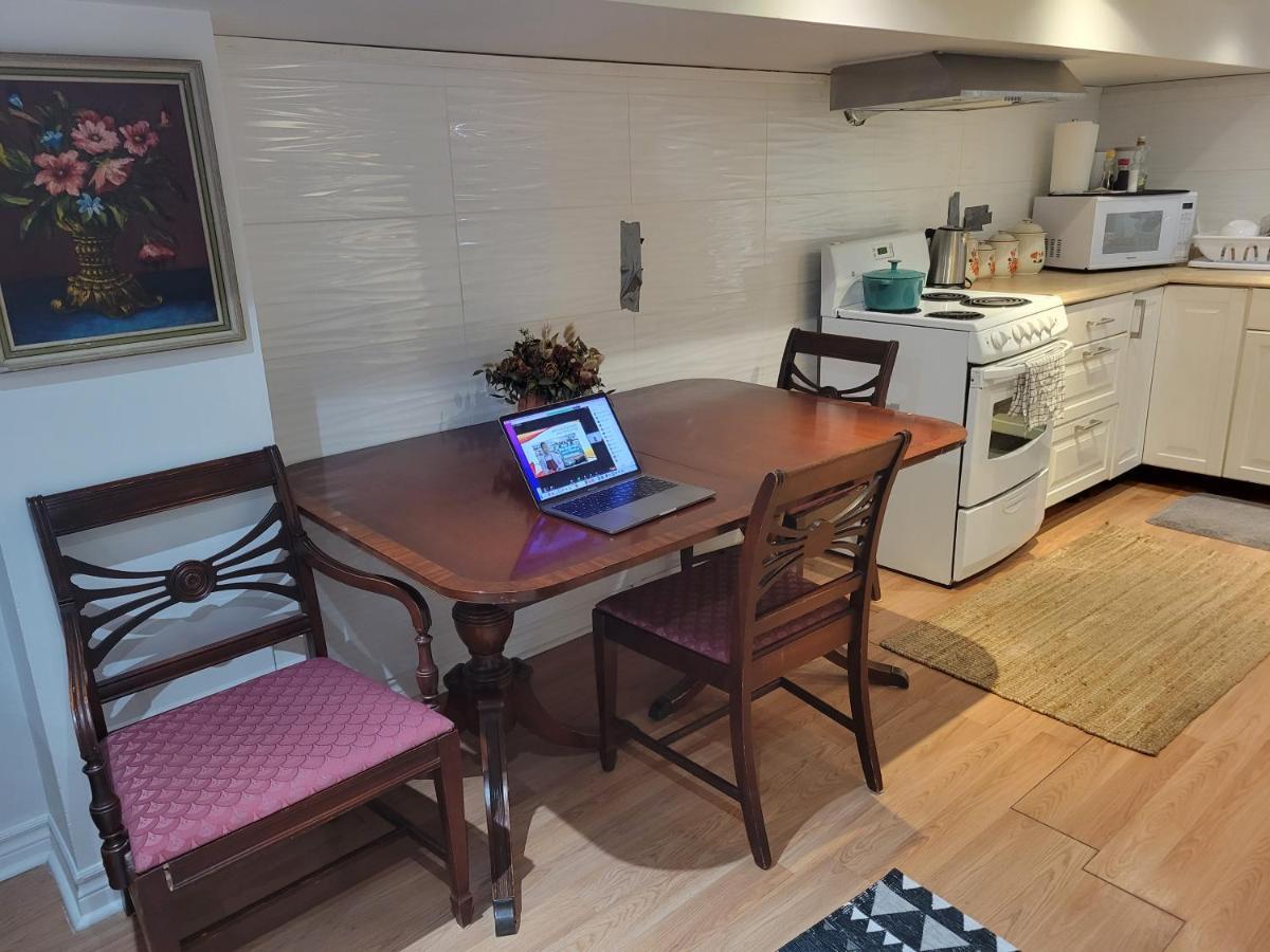 2 Queen Bedroom Upper Beaches