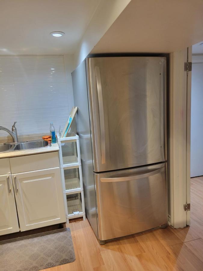 2 Queen Bedroom Upper Beaches