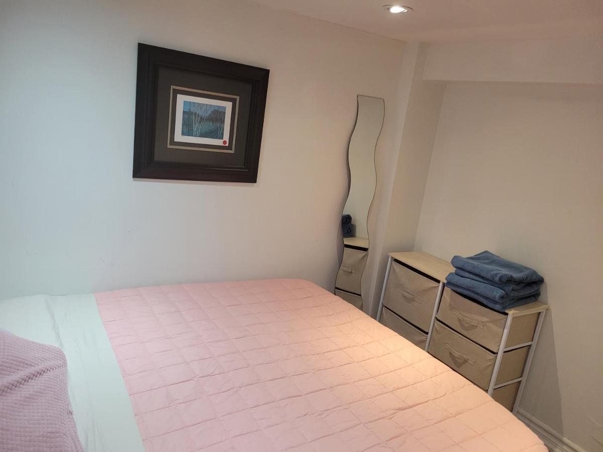 2 Queen Bedroom Upper Beaches Apartment *
