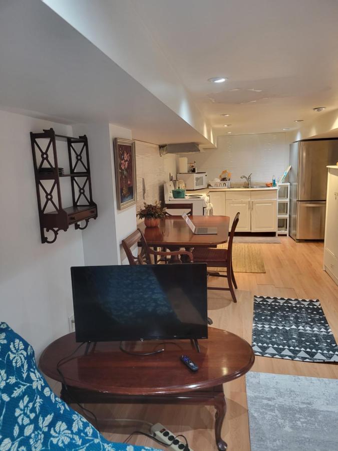 2 Queen Bedroom Upper Beaches Apartment