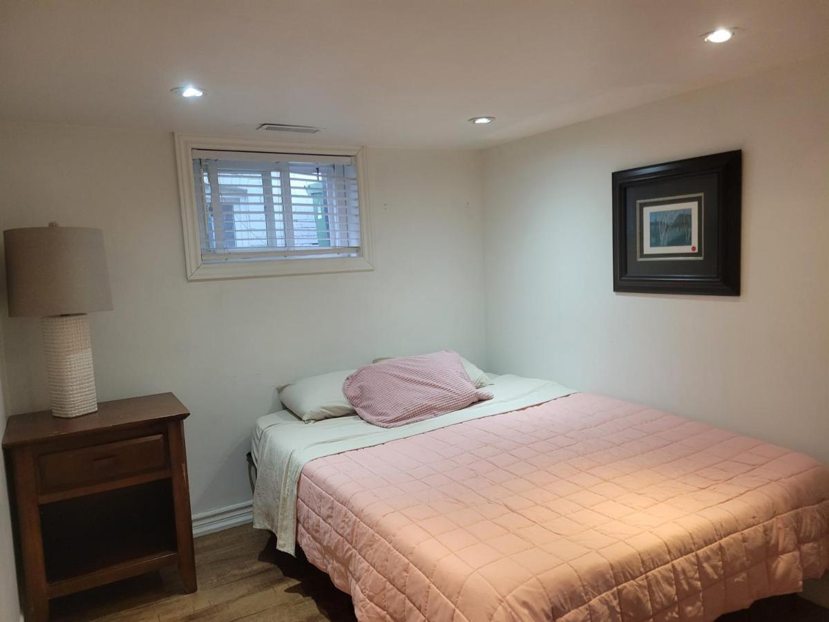 Apartment 2 Queen Bedroom Upper Beaches *