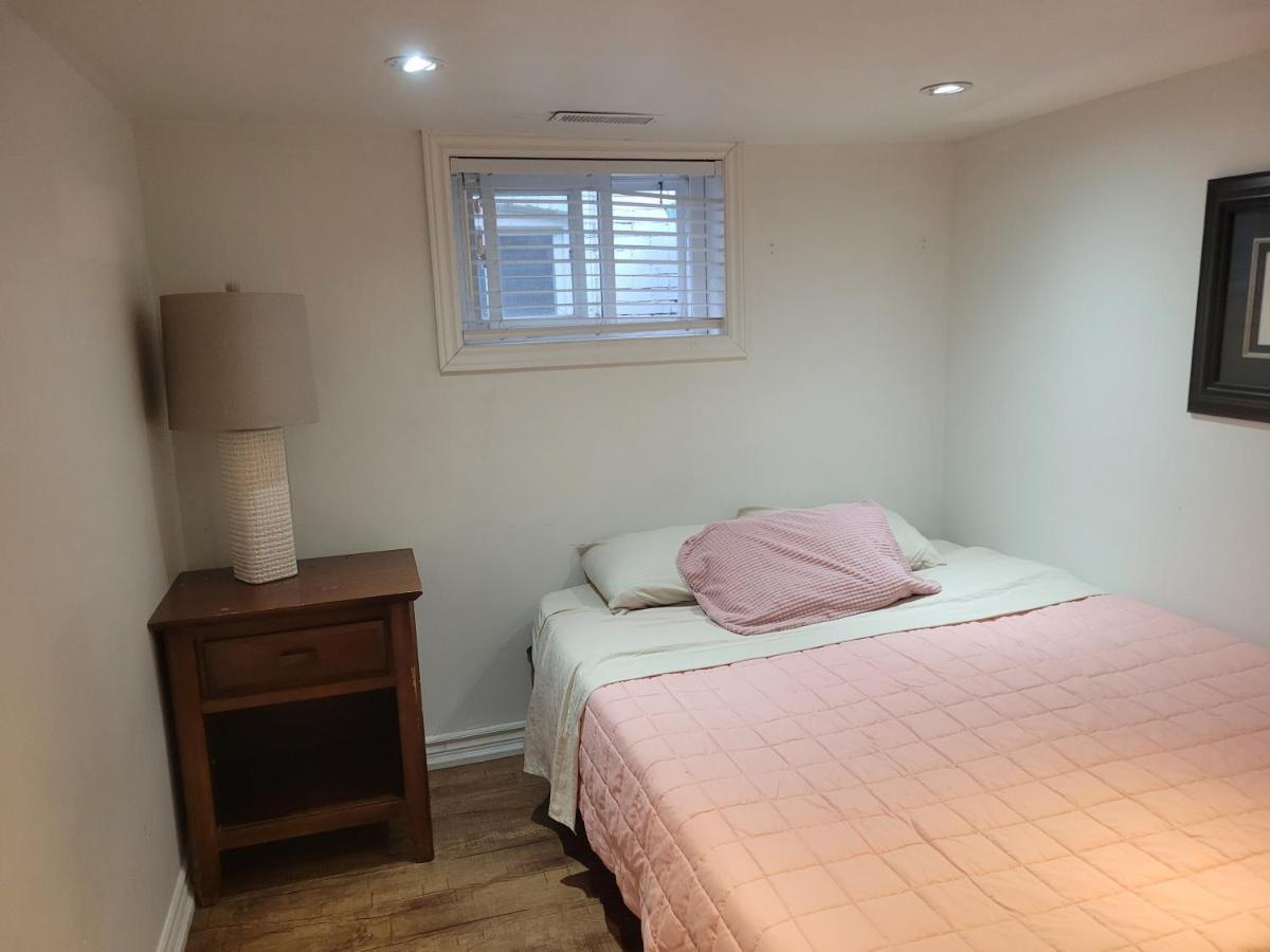 2 Queen Bedroom Upper Beaches