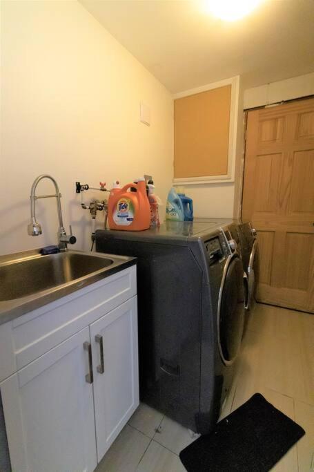 Charming Cozy Ravine Mins To Parks & Lake Entire House