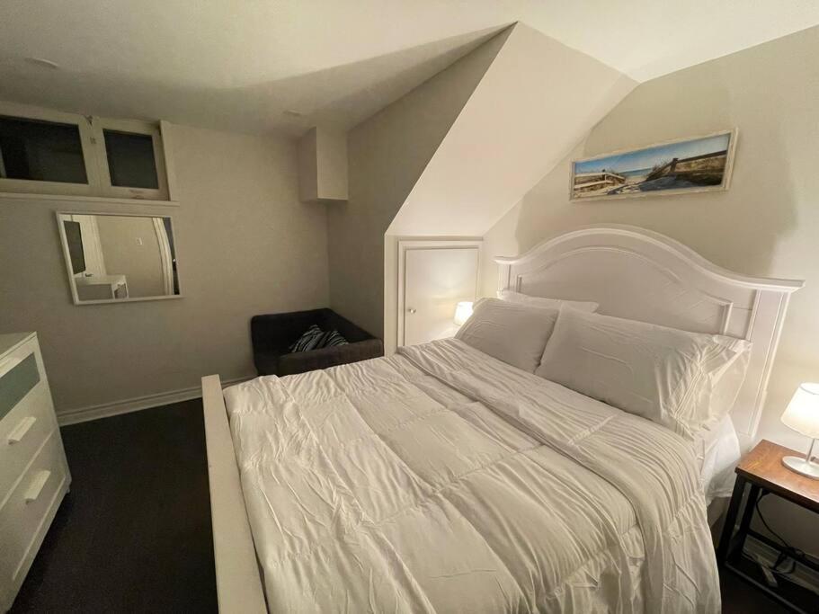 Lovely Junior 1 Bedroom Basement *