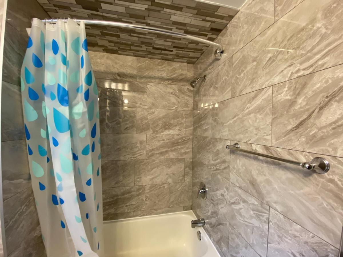 Homestay Yonge And Finch Subway !s Spacious And Modern Private Bd With Shared Bathroom Toronto