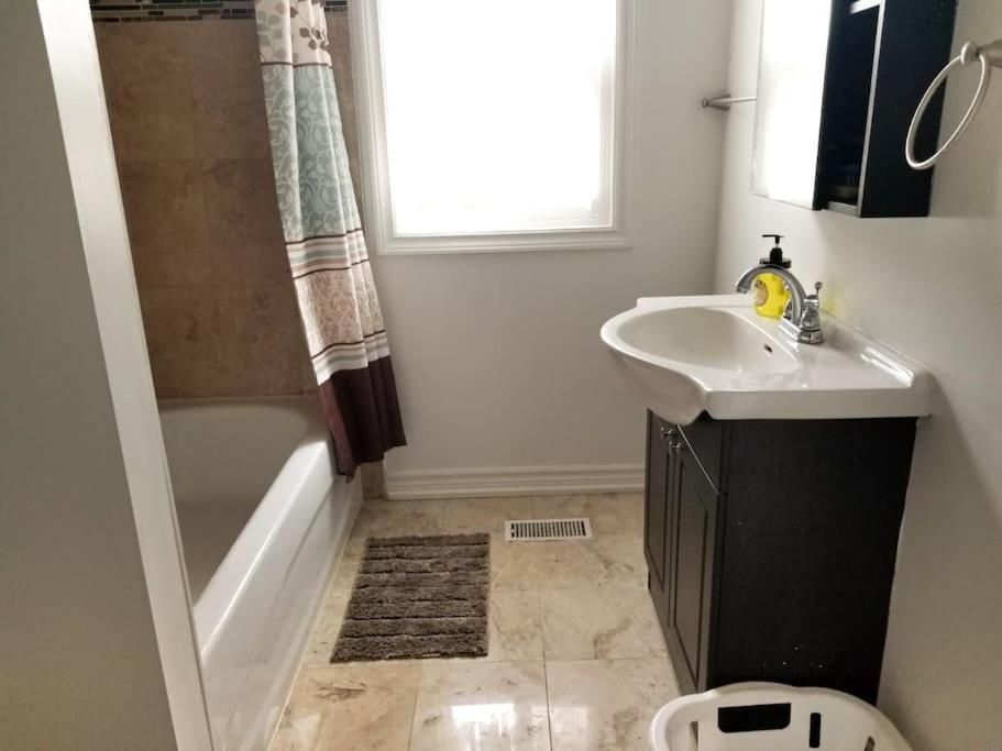 Homestay Cozy Bedroom - 7 Min Walk To Kennedy Station - Shared Bathroom *
