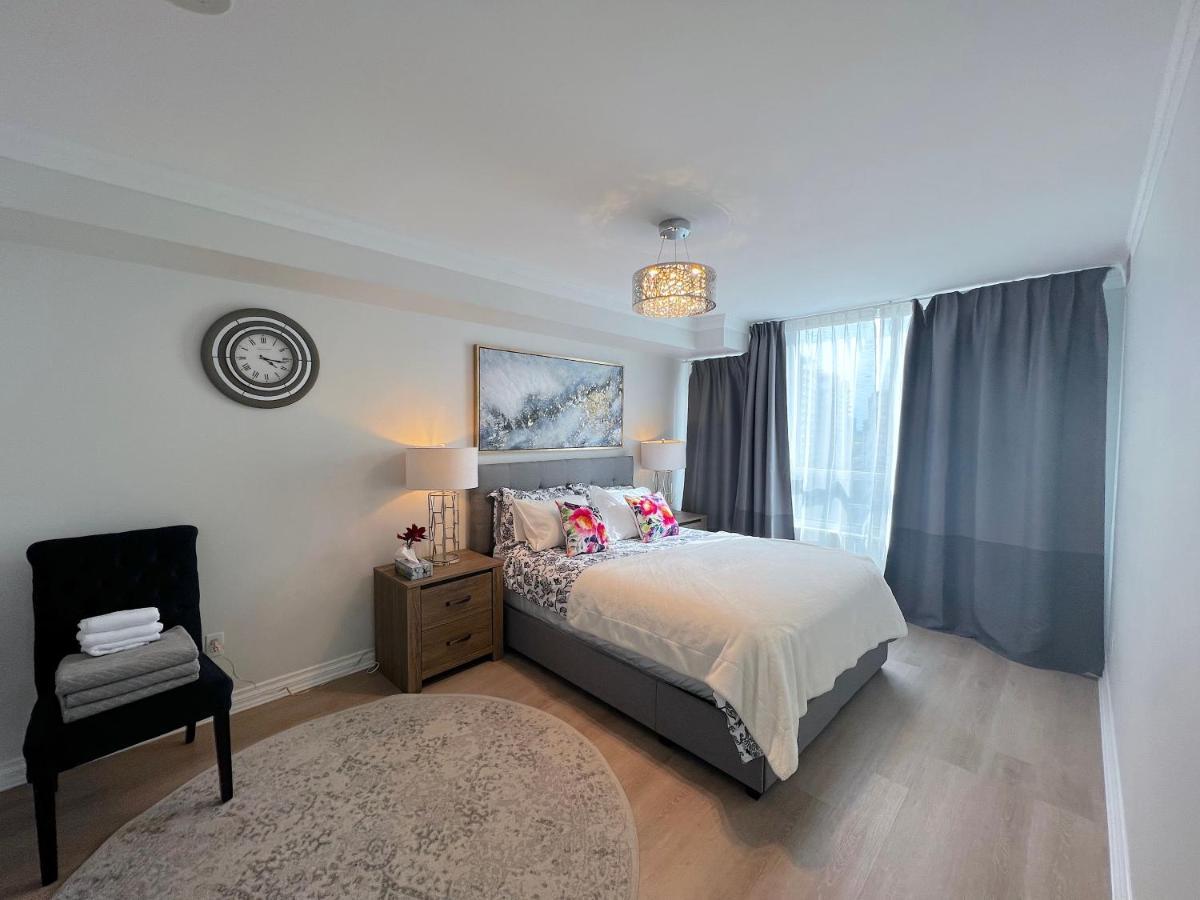 Spacious 3 Bd In The Centre Of North York, High Floor, Balcony, Free Wifi And Parking Subway Apartment *