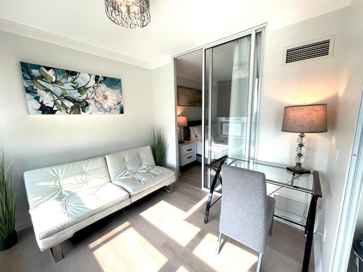 Spacious 3 Bd In The Centre Of North York, High Floor, Balcony, Free Wifi And Parking Subway Apartment