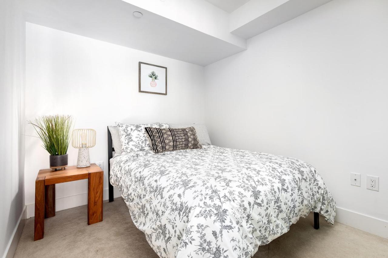 Upscale & Modern 2bd + Den 2ba Heart Of Downtown! Apartment