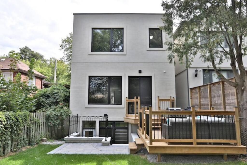 Modern Separate Lower Level 1 Bedroom Plus Parking Toronto
