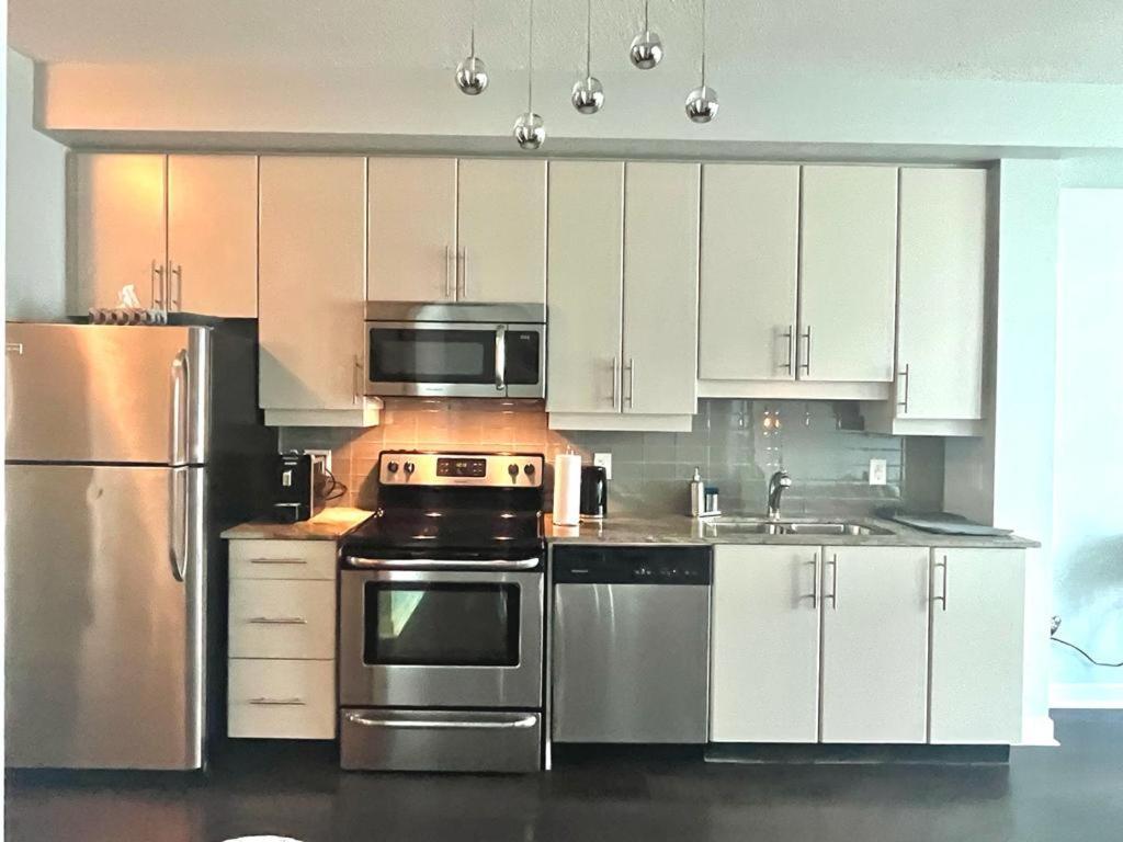 Apartment Breathtaking Cn Tower & Lakeview In Heart Of Dt