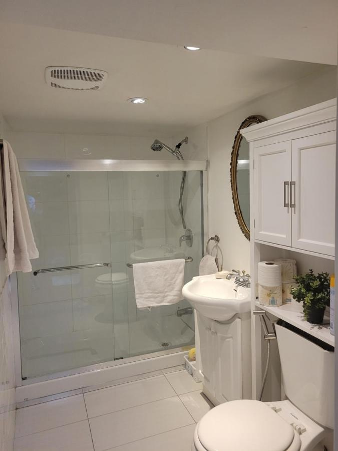 2 Queen Bedroom Upper Beaches *