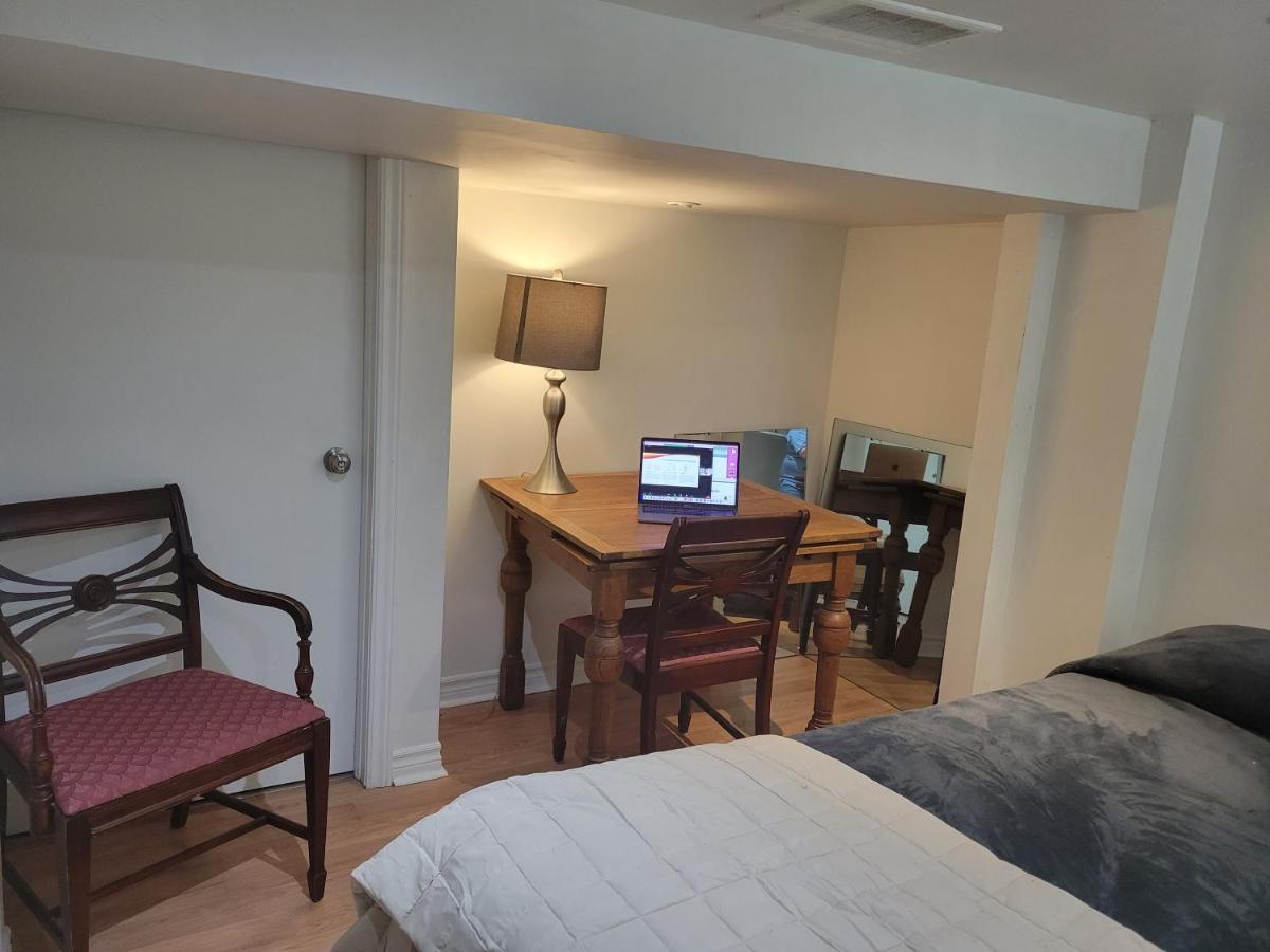 2 Queen Bedroom Upper Beaches Apartment *