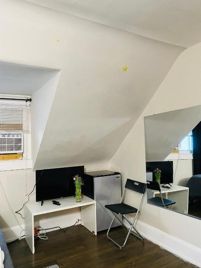 Lovely Ii Space Share A East York Canada Apartment *