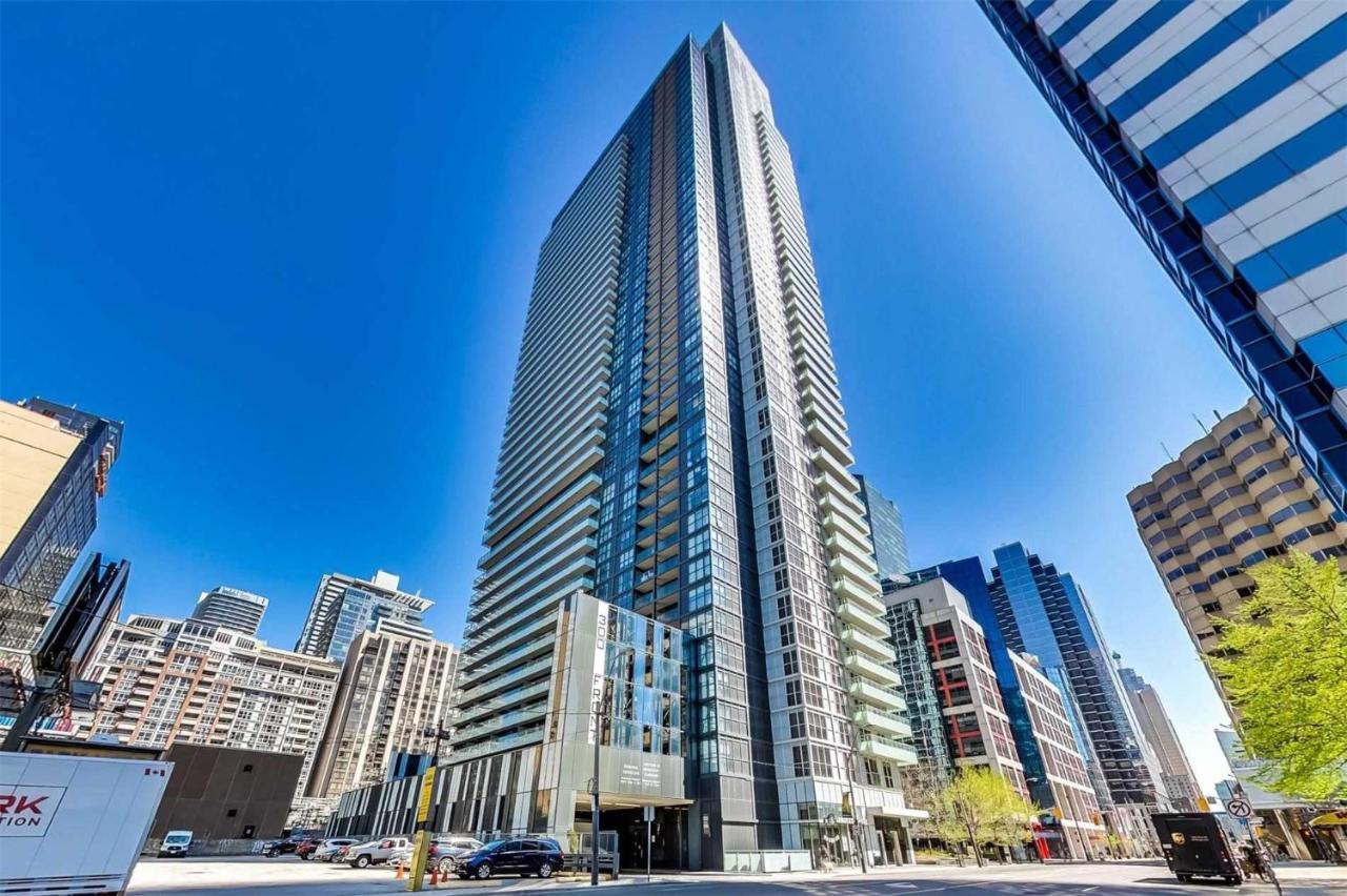 Beautiful Skyline View Downtown Apartment