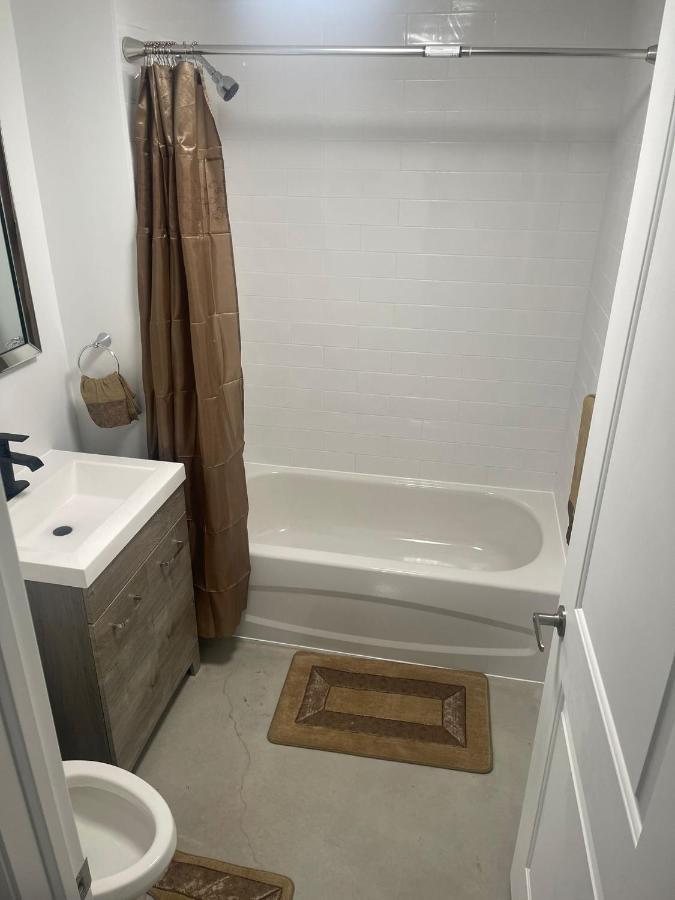 Bright Parkdale Court - Little Portugal W/ Free Parking Apartment *