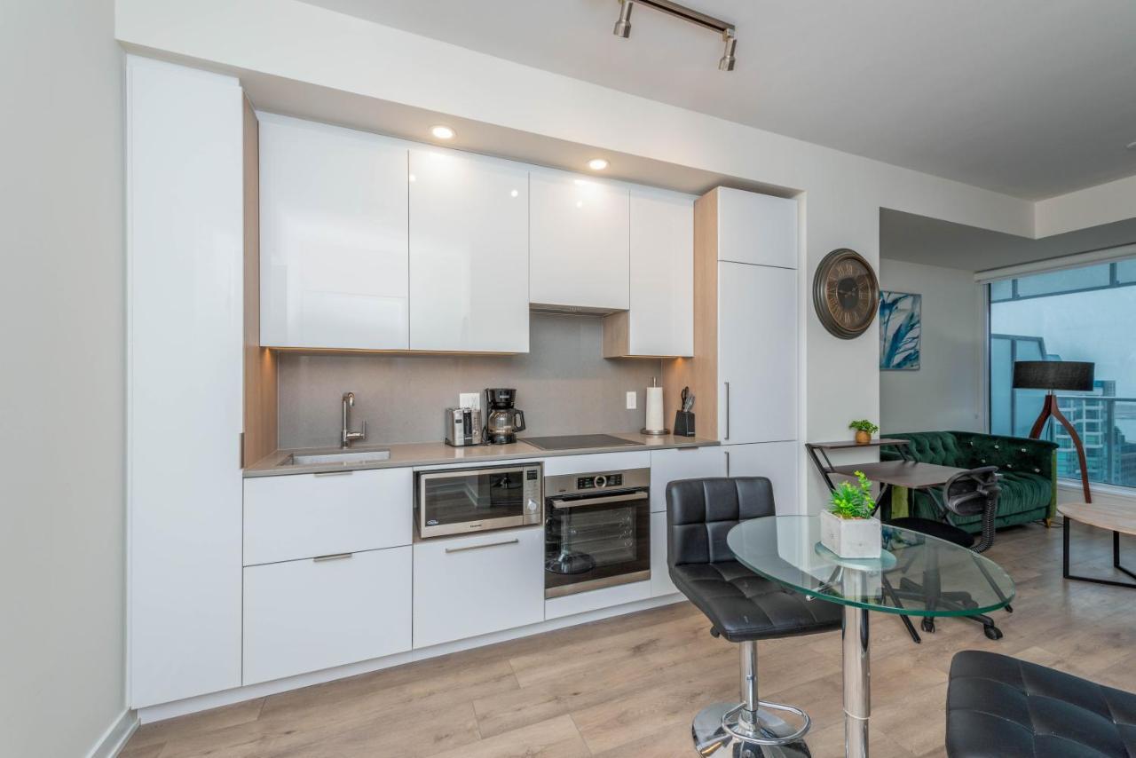 Pristine 1br + Den -harbour Front Downtown -