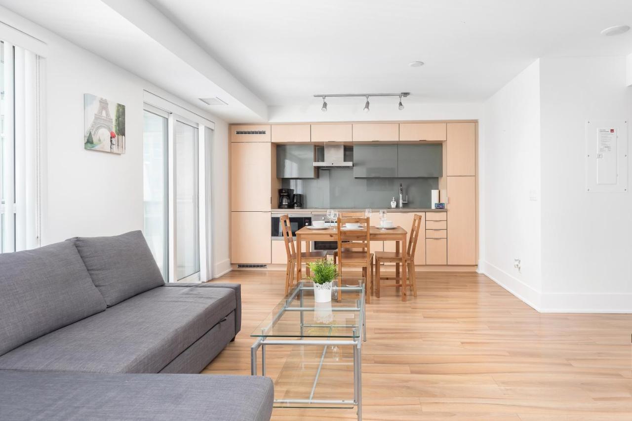 Across From The Cn Tower, Metro Convention Centre And Rogers Centre In Downtown Core Apartment