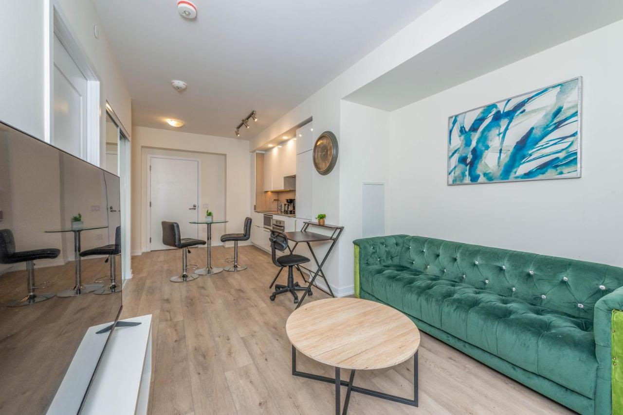 Apartment Pristine 1br + Den -harbour Front Downtown - *