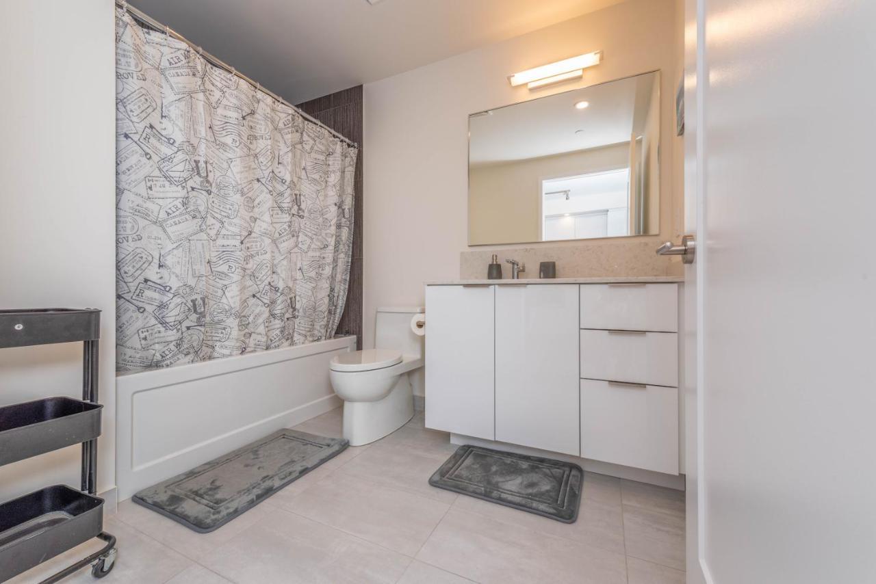 Pristine 1br + Den -harbour Front Downtown - *