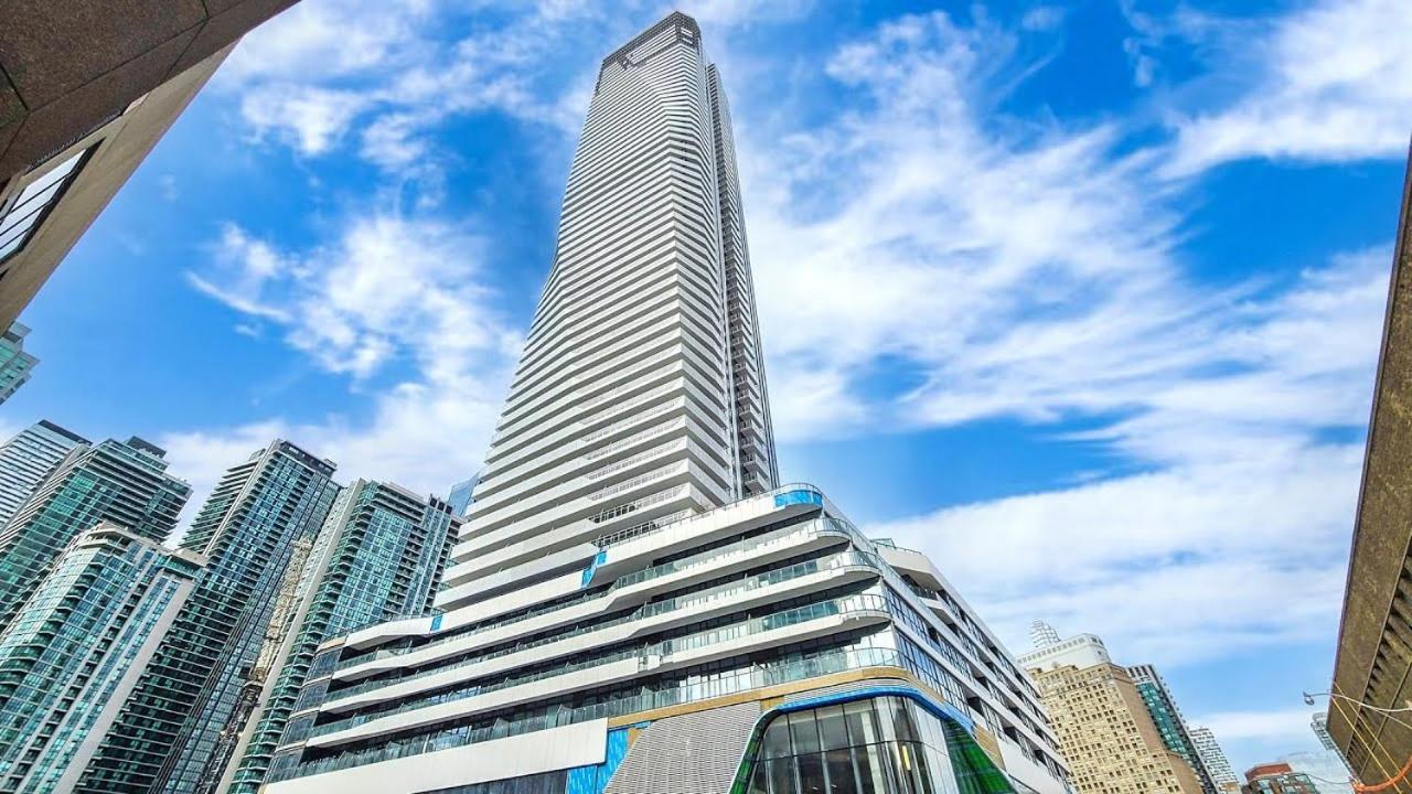 Apartment Pristine 1br + Den -harbour Front Downtown -