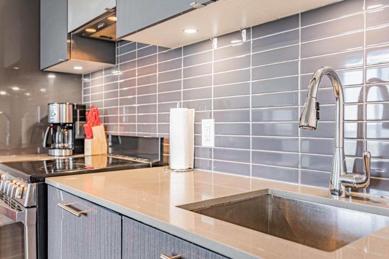 Luxury 2 Bedroom High Floor Close To Eaton Center * Toronto