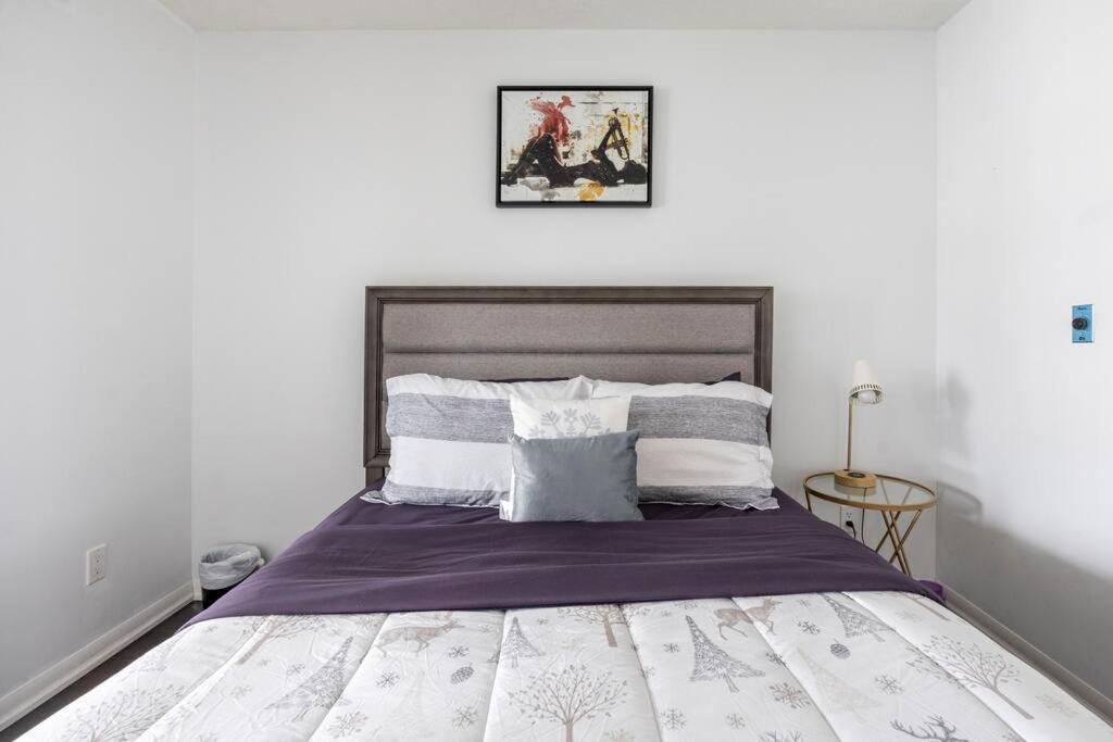 1 Bdrm With Lakeshore Views Free Parking In Downtown