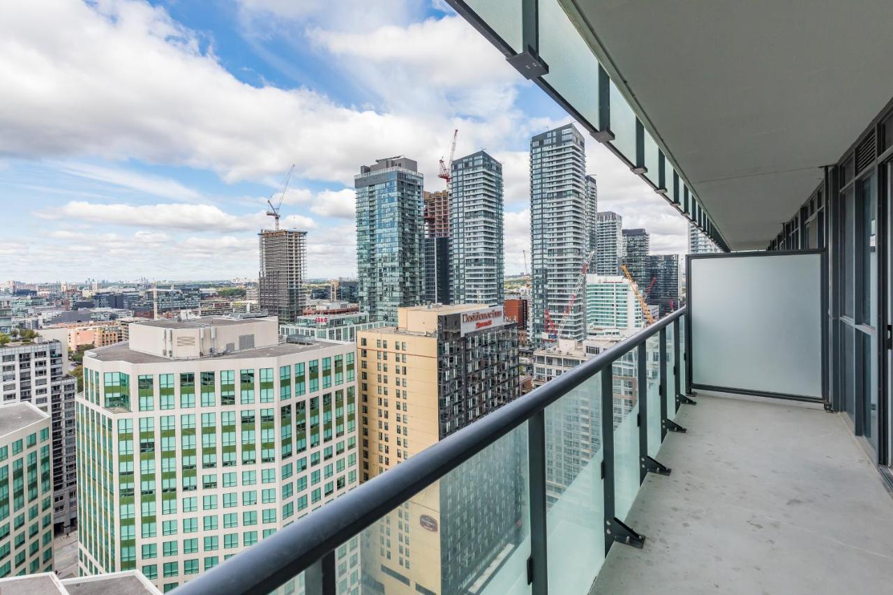 Apartment Across From The Cn Tower, Metro Convention Centre And Rogers Centre In Downtown Core *