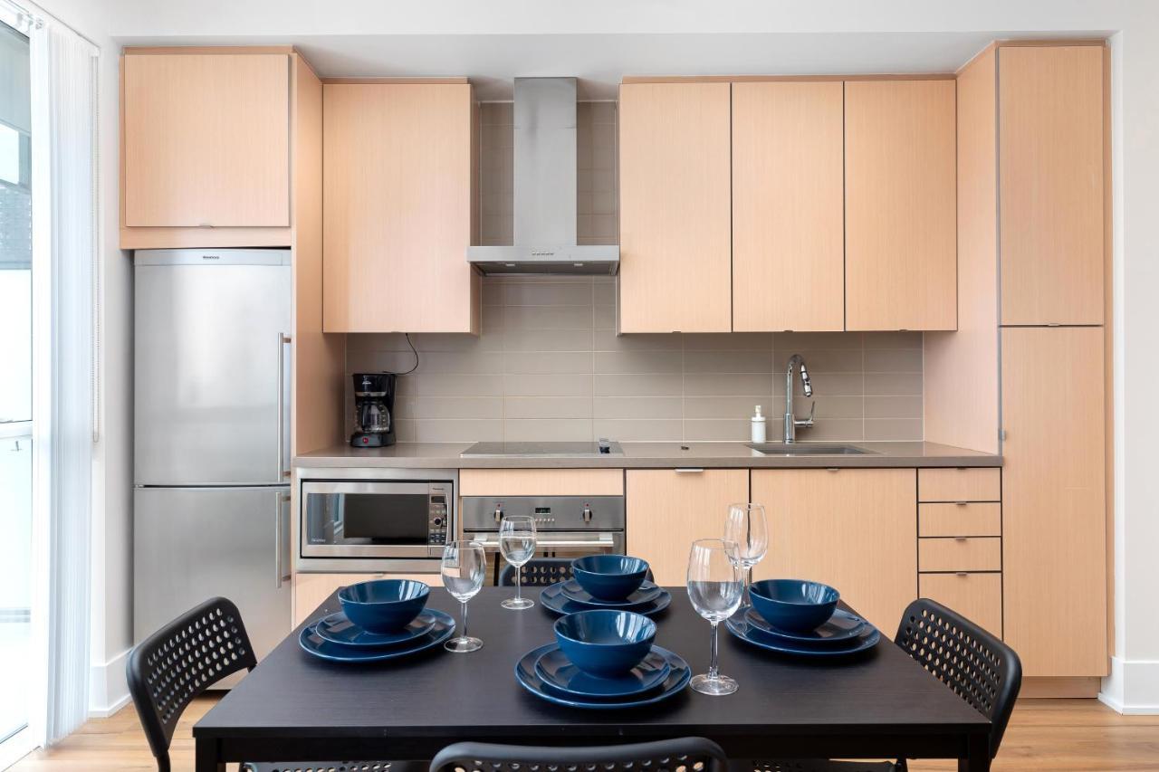 Apartment Across From The Cn Tower, Metro Convention Centre And Rogers Centre In Downtown Core *