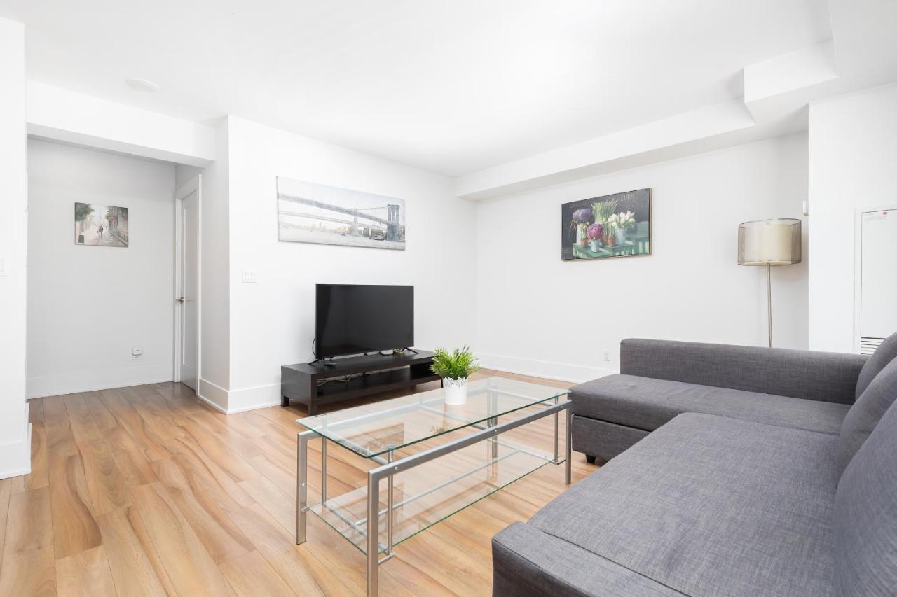 Apartment Across From The Cn Tower, Metro Convention Centre And Rogers Centre In Downtown Core Toronto