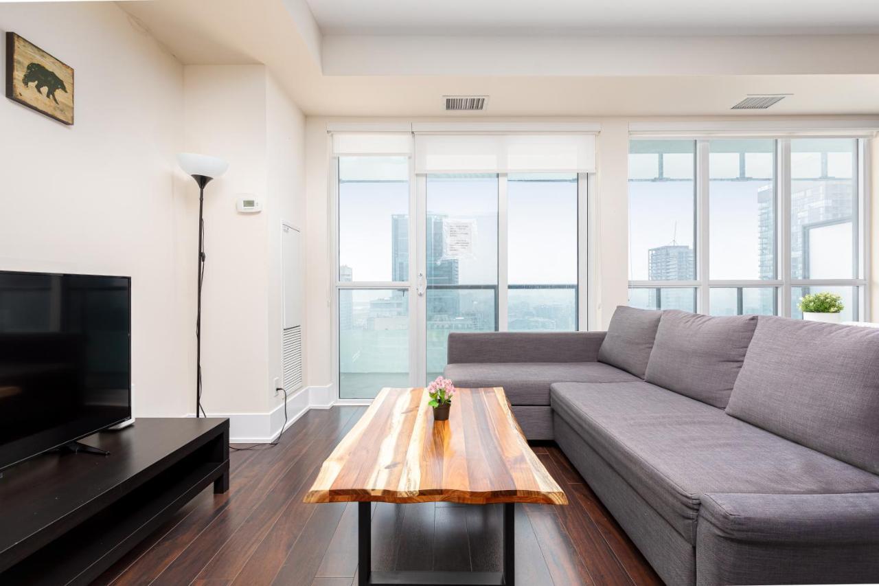 Across From The Cn Tower, Metro Convention Centre And Rogers Centre In Downtown Core Apartment