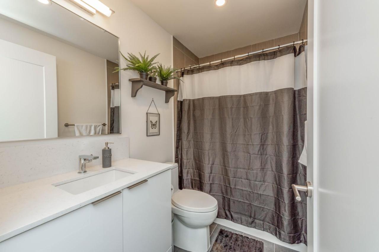 Pristine 1br + Den -harbour Front Downtown - *