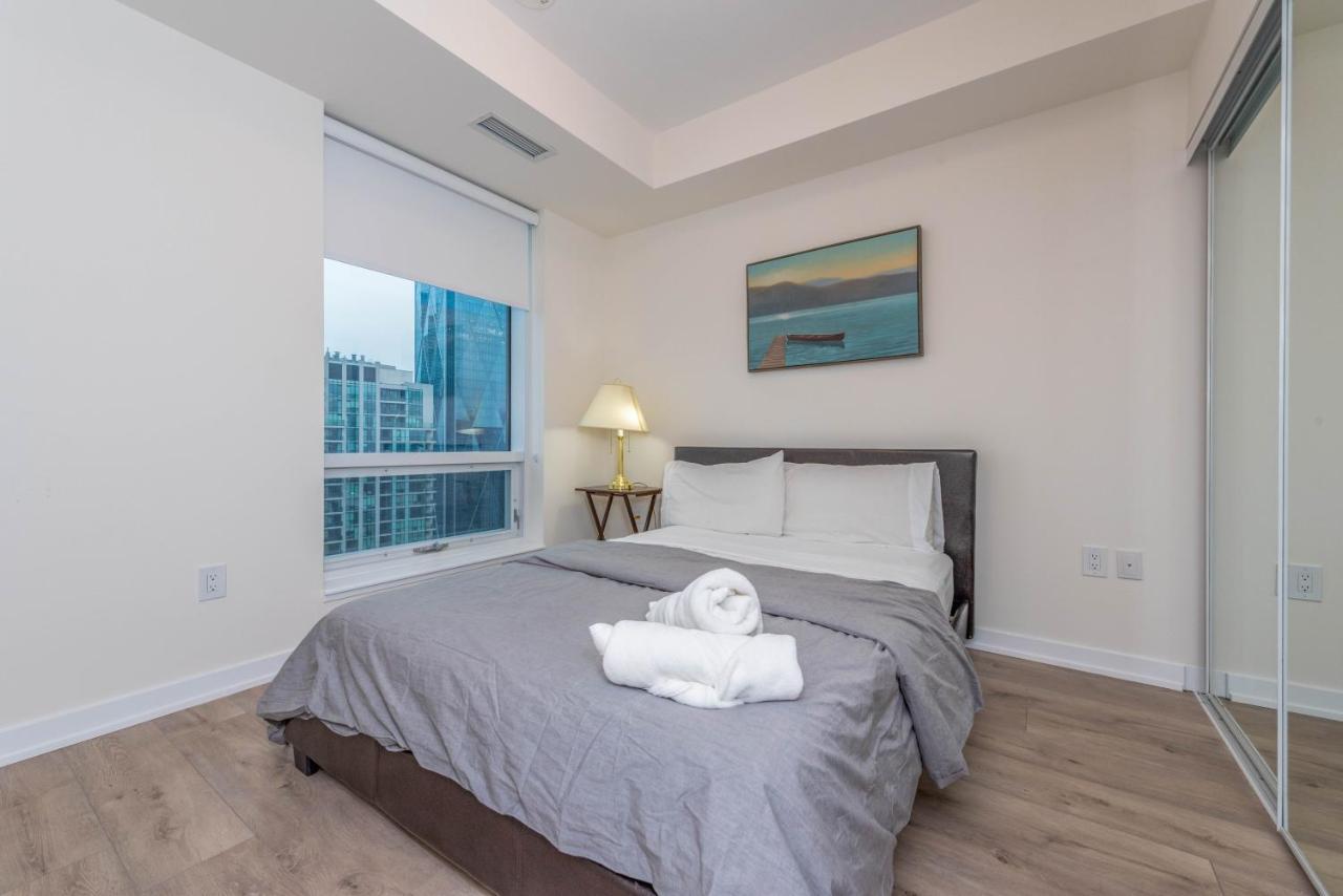 Apartment Pristine 1br + Den -harbour Front Downtown -