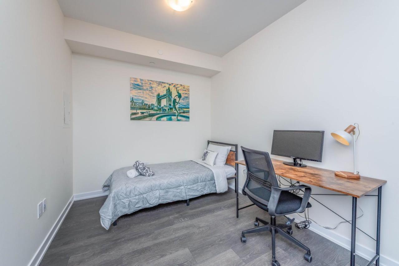 Apartment Pristine 1br + Den -harbour Front Downtown - Toronto