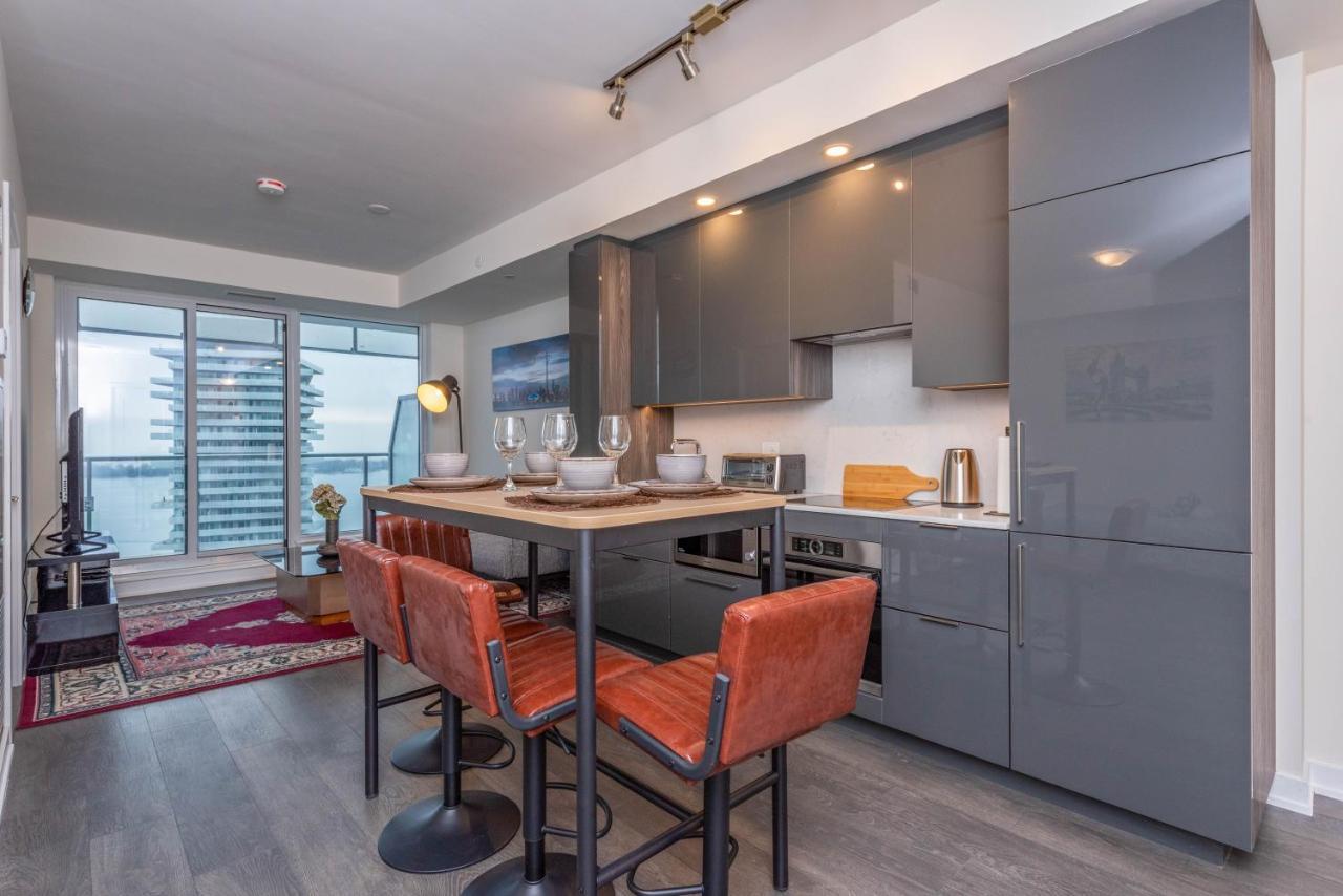 Pristine 1br + Den -harbour Front Downtown - Apartment