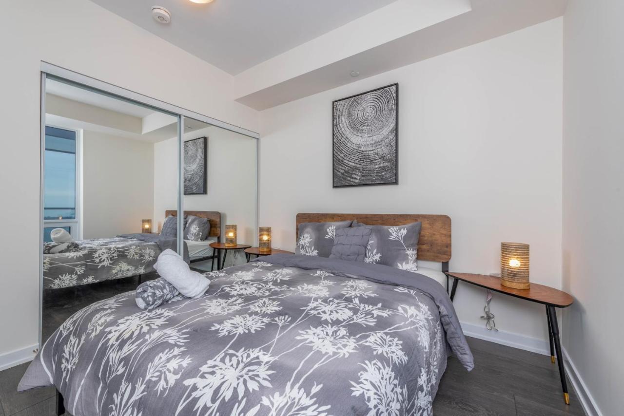 Apartment Pristine 1br + Den -harbour Front Downtown -