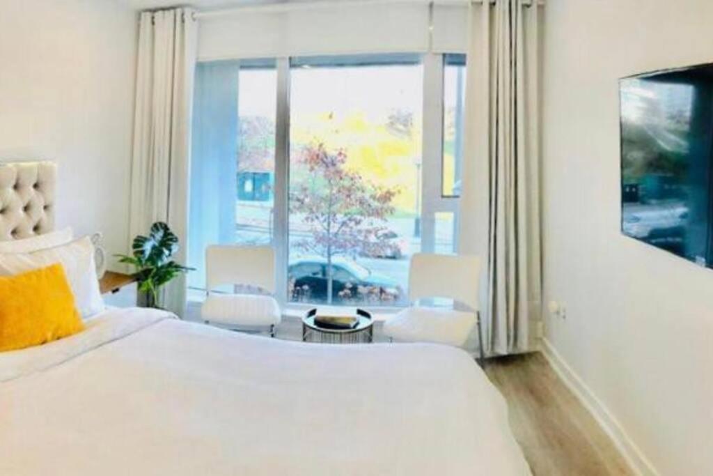 Chic 2 Bedroom 2.5 Bath Downtown Apartment *