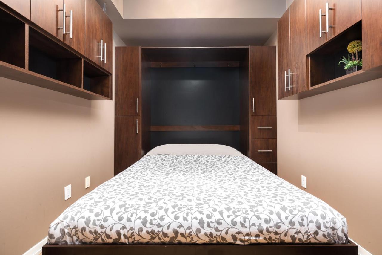 Apartment Centrally Located In The Heart Of Downtown *