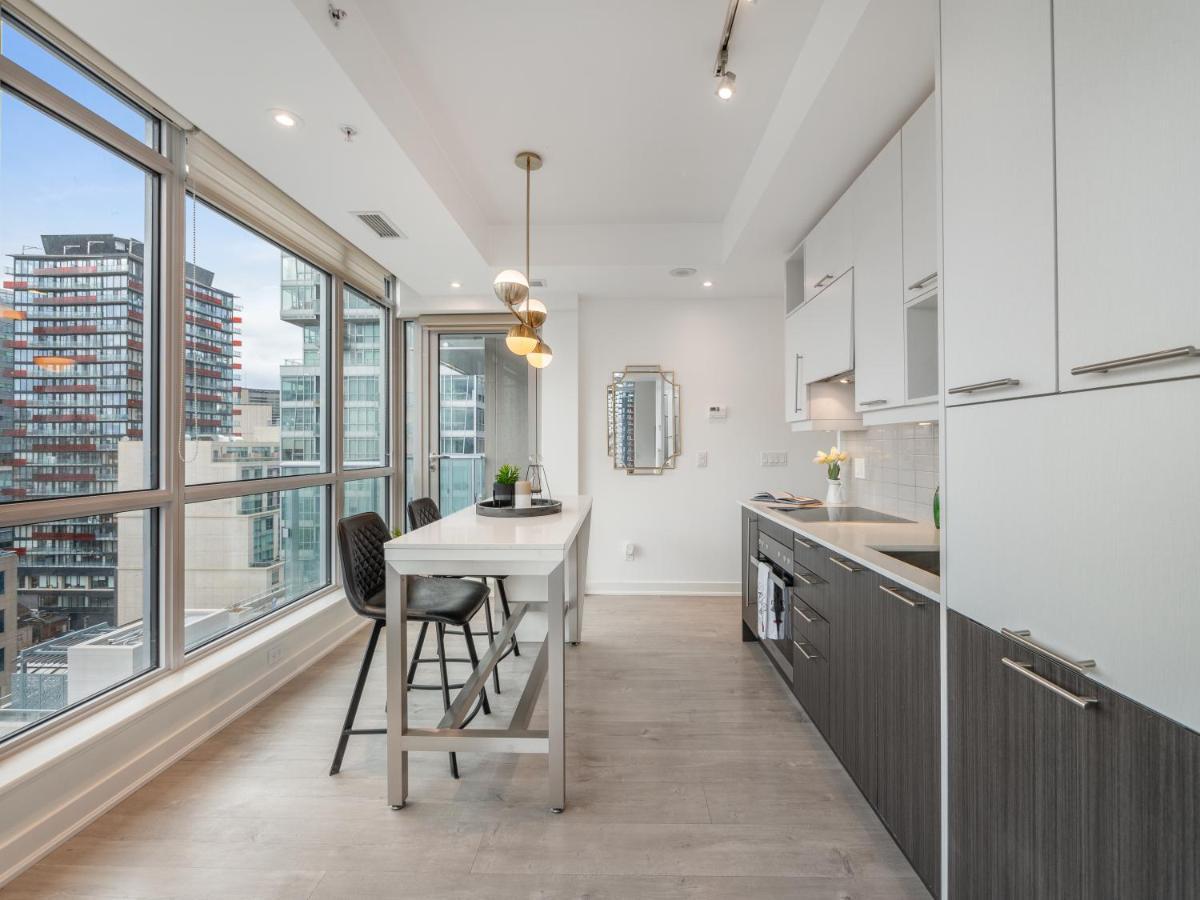 High-end 2 Bedroom - Entertainment District, Downtown - Skyline View & Balcony *