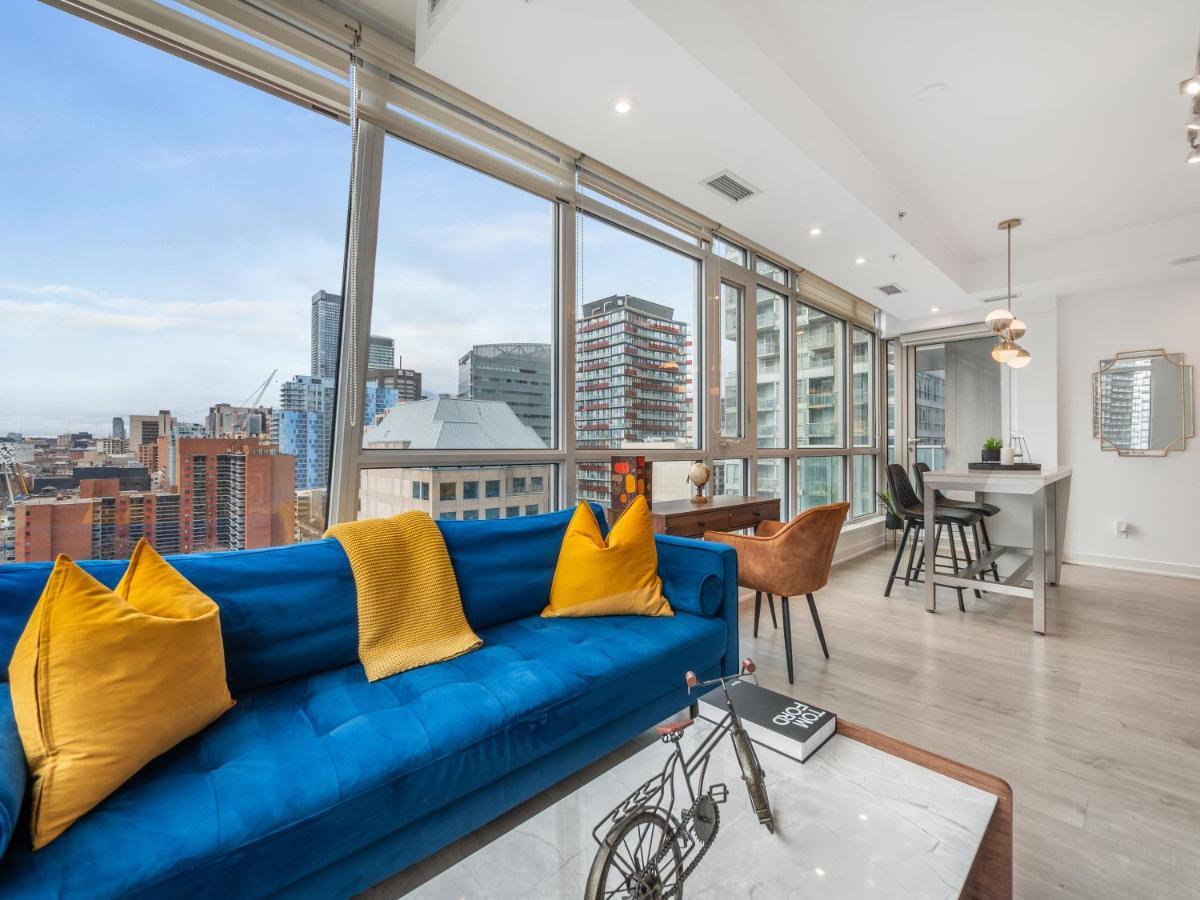 High-end 2 Bedroom - Entertainment District, Downtown - Skyline View & Balcony