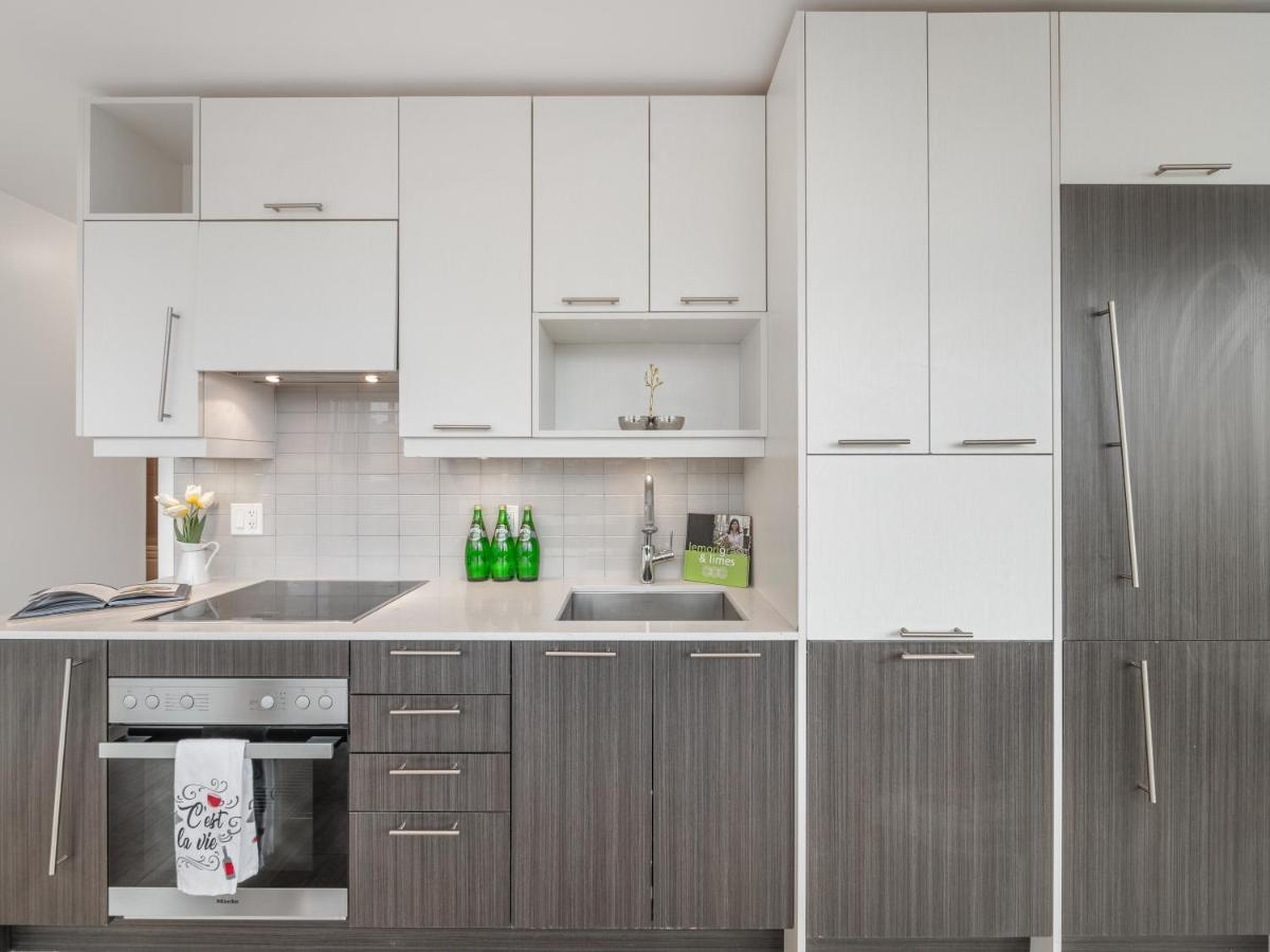 High-end 2 Bedroom - Entertainment District, Downtown - Skyline View & Balcony Apartment Toronto