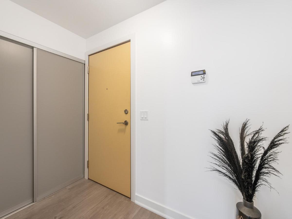 High-end 2 Bedroom - Entertainment District, Downtown - Skyline View & Balcony Apartment Toronto