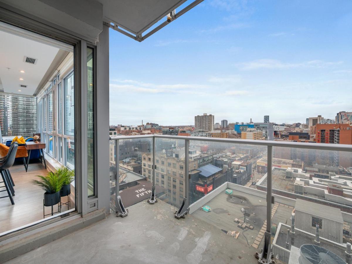 High-end 2 Bedroom - Entertainment District, Downtown - Skyline View & Balcony