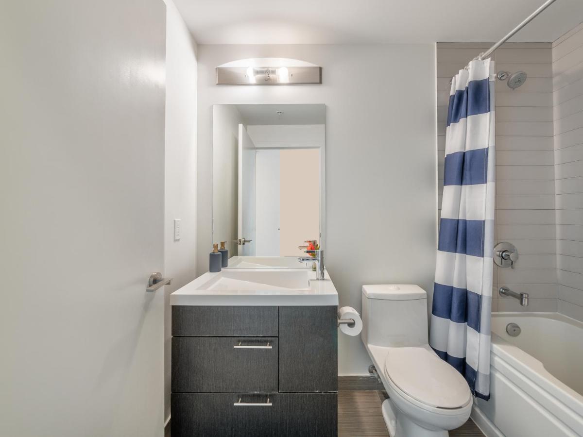 Apartment High-end 2 Bedroom - Entertainment District, Downtown - Skyline View & Balcony *