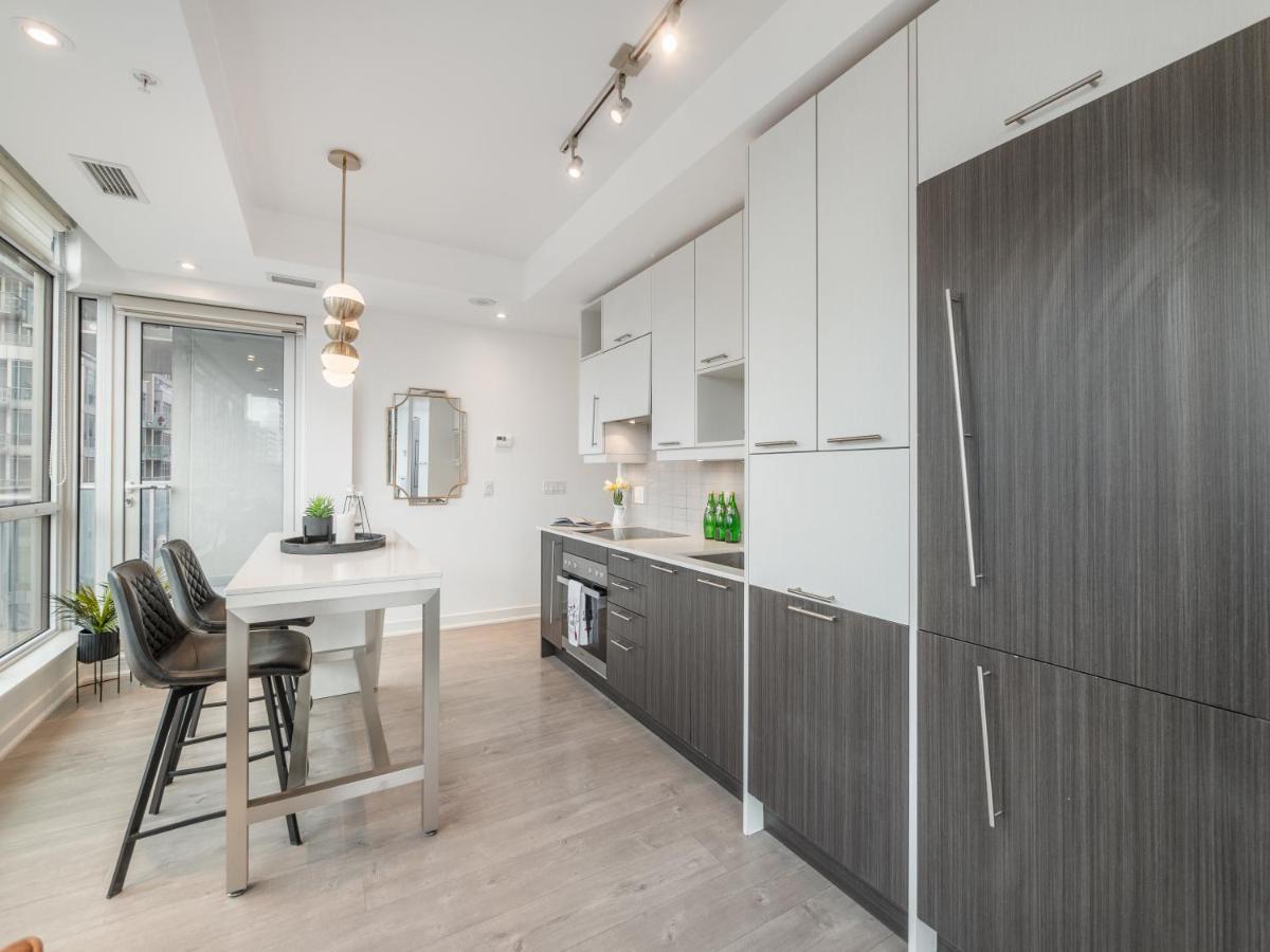 High-end 2 Bedroom - Entertainment District, Downtown - Skyline View & Balcony * Toronto