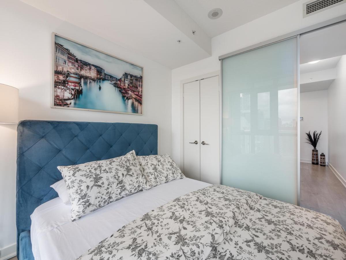 Apartment High-end 2 Bedroom - Entertainment District, Downtown - Skyline View & Balcony *