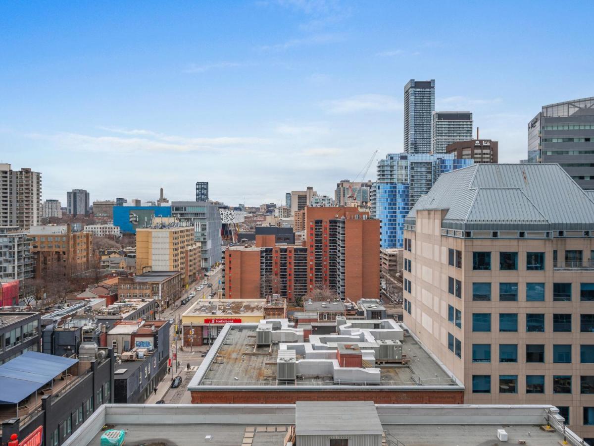 High-end 2 Bedroom - Entertainment District, Downtown - Skyline View & Balcony
