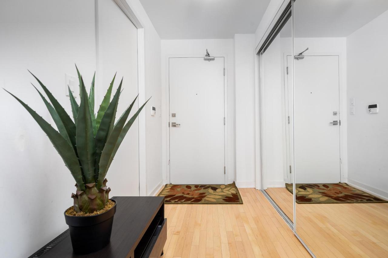 Apartment Centrally Located In The Heart Of Downtown *